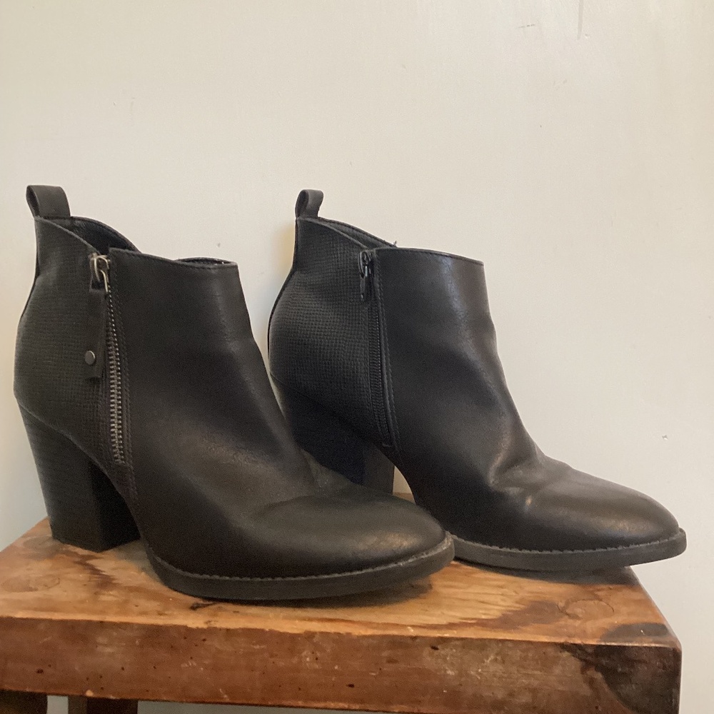 Universal Thread black, size 8, ankle boots